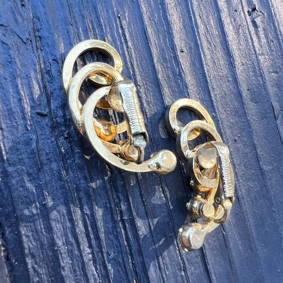 Signed Sarah Coventry Gold Modernist Square Swirl Rhinestone Clip On Earrings - Picture 3 of 4